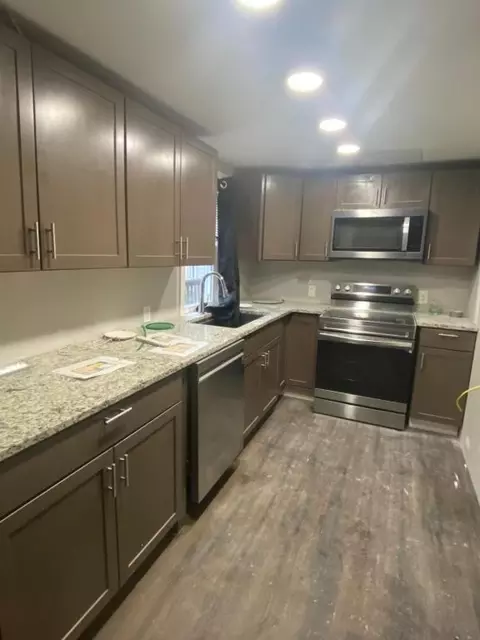 87 Pine St, Nashua, NH 03060