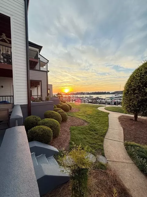 18713 Vineyard Point Ln, Cornelius, NC 28031