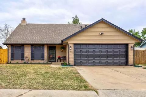 816 N Briarcliff Dr, Moore, OK 73170