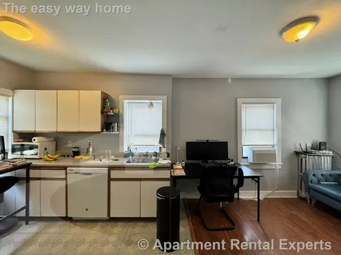 566 Putnam Ave #2R, Cambridge, MA 02139