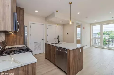 3043 W Irving Park Rd #305, Chicago, IL 60618