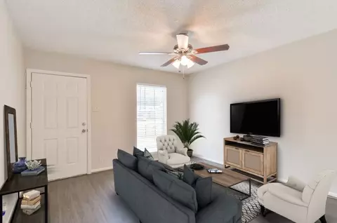 216 E Kiber St, Angleton, TX 77515