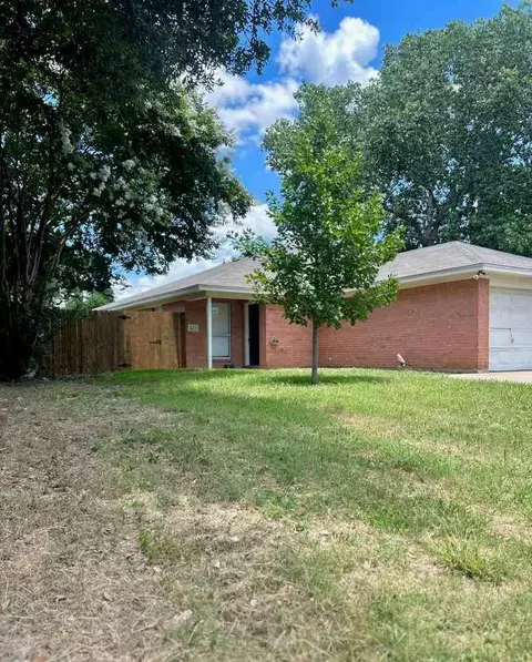 427 Arnold Ave, Burleson, TX 76028