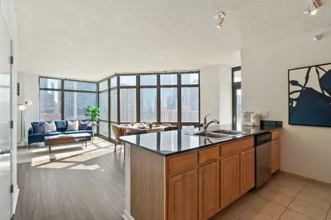 318 N Desplaines St, Chicago, IL 60661