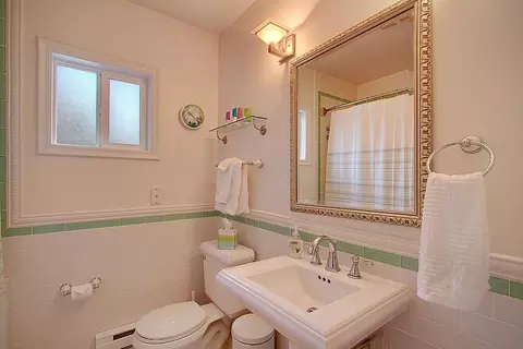 421 10th Ave E #C, Seattle, WA 98102