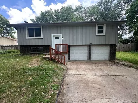 424 NE Lakeview Dr, Blue Springs, MO 64014