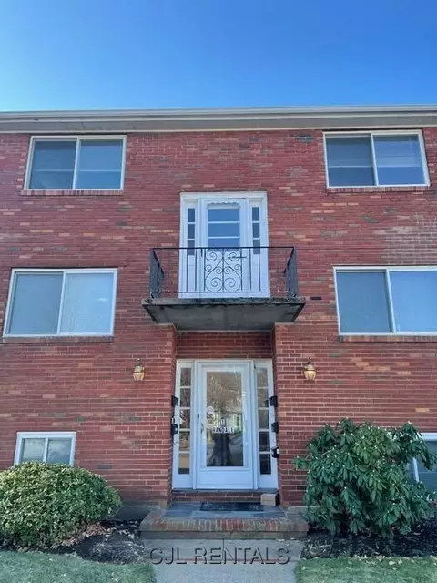 1 Randall St #2, Waltham, MA 02453