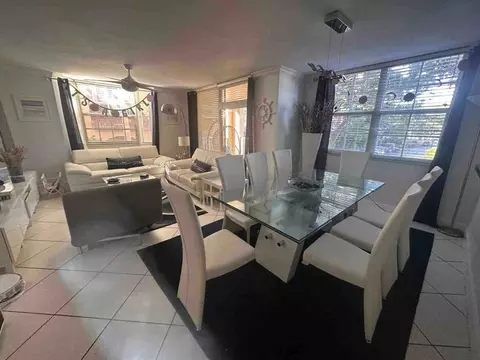 e country club dr, Miami, FL 33180
