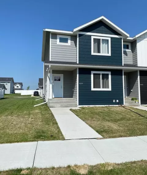 839 Thames Ct, Grand Forks, ND 58203