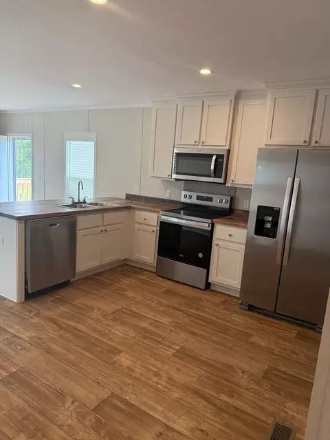 142 W Royal Palm Ave, Defuniak Springs, FL 32433