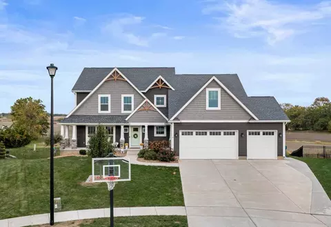 9 William Ct #NA, Le Claire, IA 52753
