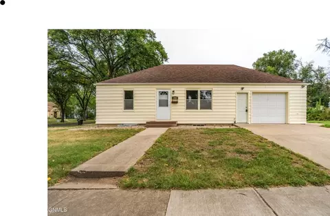 1002 E Avenue F, Bismarck, ND 58501