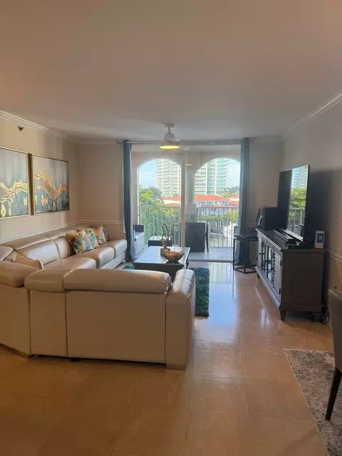 e country club dr, Miami, FL 33180