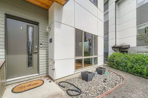 4276 S Greenbelt Station Dr, Seattle, WA 98118