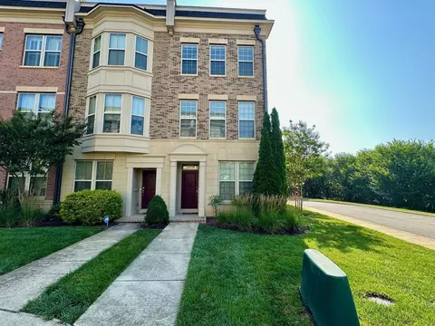851 Regents Sq, Oxon Hill, MD 20745