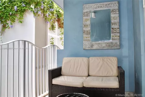 61 Collins Ave #402, Miami Beach, FL 33139