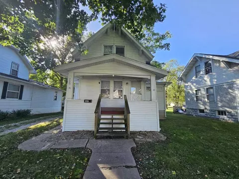 928 Sumner St, Carlinville, IL 62626
