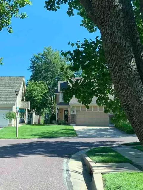 10901 W 115th Ter, Overland Park, KS 66210