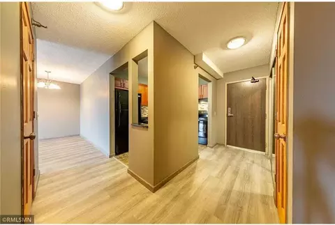 78 10th St E #805, Saint Paul, MN 55101