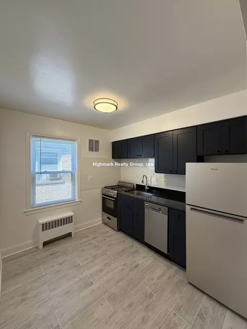 2752 W North Shore Ave #2EE, Chicago, IL 60645