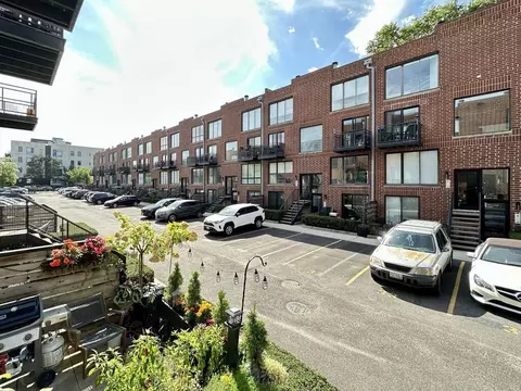 944 W Grace St #J201, Chicago, IL 60613