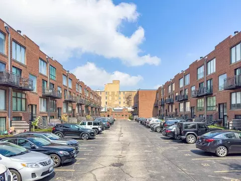 944 W Grace St #A102, Chicago, IL 60613