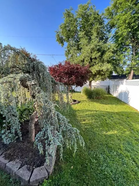 24 Indian Park Rd, Levittown, PA 19057
