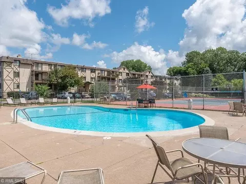 1304 W Medicine Lake Dr #117B, Plymouth, MN 55441
