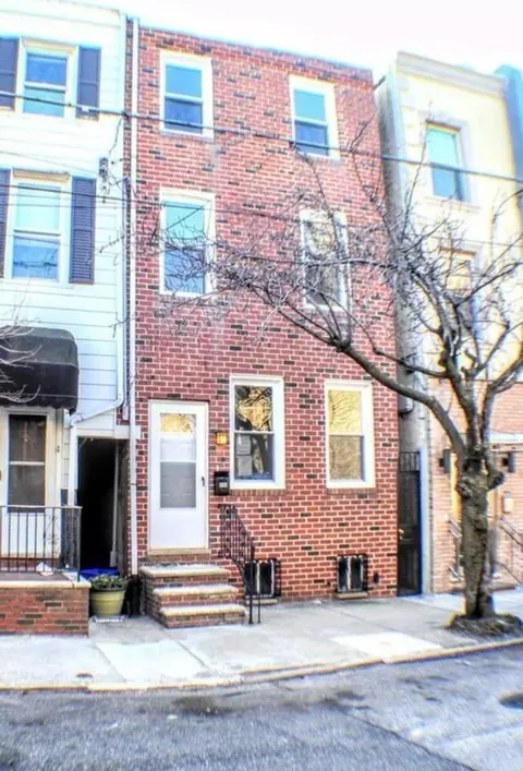 546 Manton St, Philadelphia, PA 19147