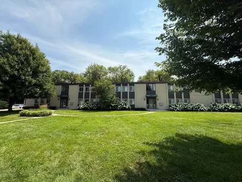 651 W Park Ave #D, Libertyville, IL 60048
