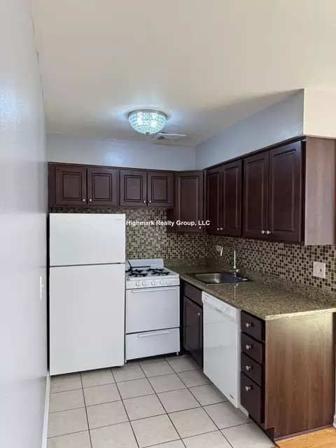 5820 N Sheridan Rd #504, Chicago, IL 60660