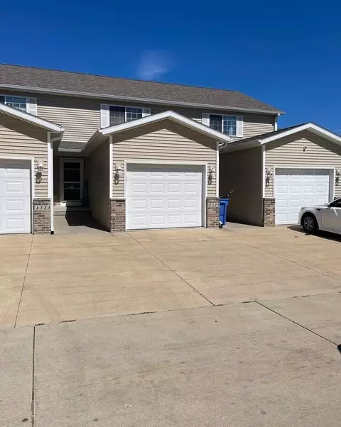 1325 Creekside Ct, Waterloo, IA 50702