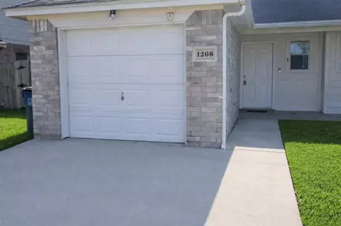 1208 Village Garden Dr, Azle, TX 76020