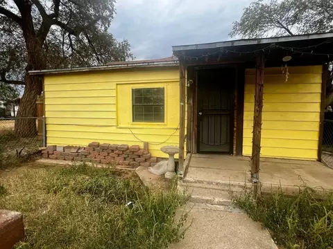 230 E Panhandle St, Slaton, TX 79364