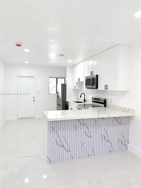 1 NW 10th St, Hallandale Beach, FL 33009