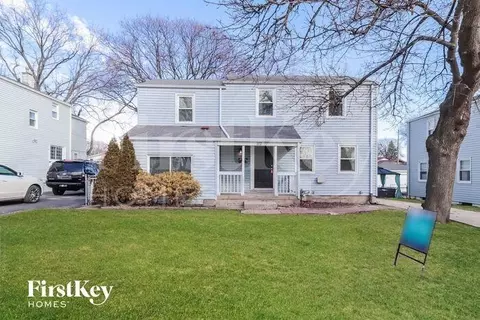 112 W Glenlake Ave, Roselle, IL 60172