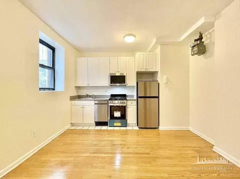 305 W 45th St #3B, New York, NY 10036