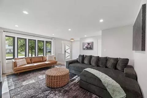 908 Long Meadow Dr #1032508P, Schaumburg, IL 60193