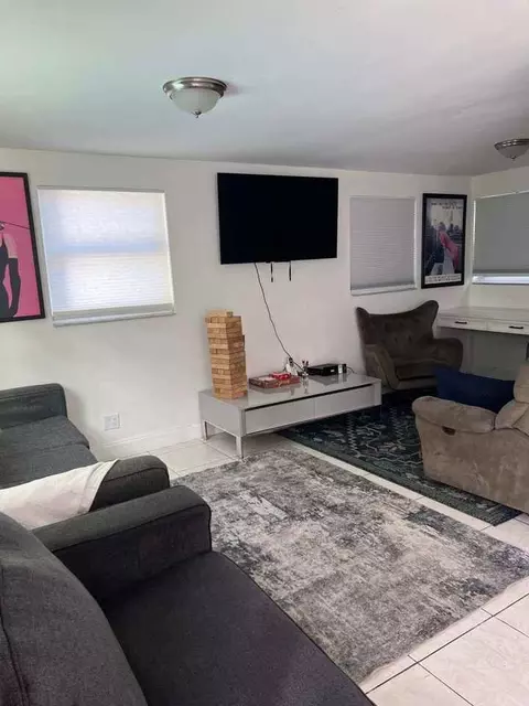 712 SW 7th Ter #1037652P, Hallandale Beach, FL 33009
