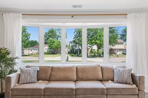1023 S Wolf Rd #1032513P, Des Plaines, IL 60016