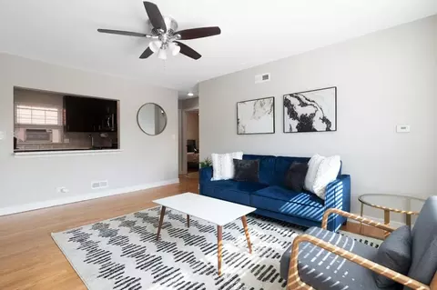 1011 Howard St #1032511P, Evanston, IL 60202