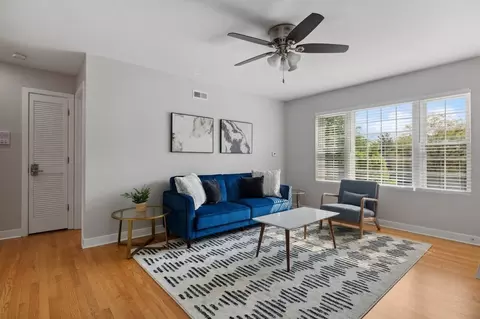 1011 Howard St #1032511P, Evanston, IL 60202