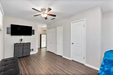 6815 W 87th St #1298091P, Oak Lawn, IL 60453