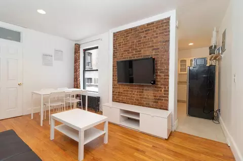 322 E 93rd St #1032047P, New York, NY 10128