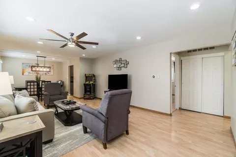 920 Apple St #1285066P, Hoffman Estates, IL 60169