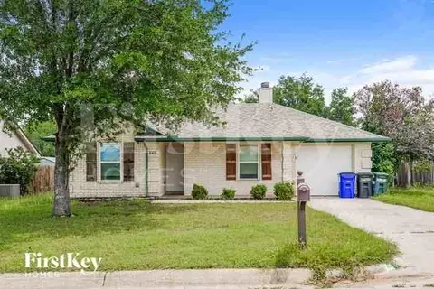1000 High Crest Dr, Azle, TX 76020
