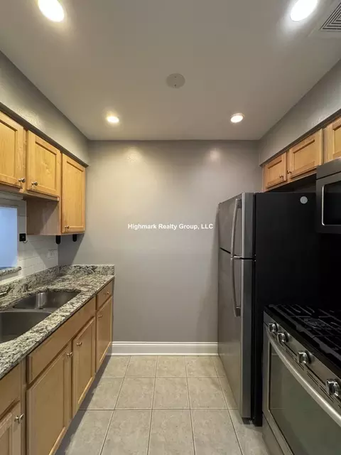 663 W Grace St #504, Chicago, IL 60613