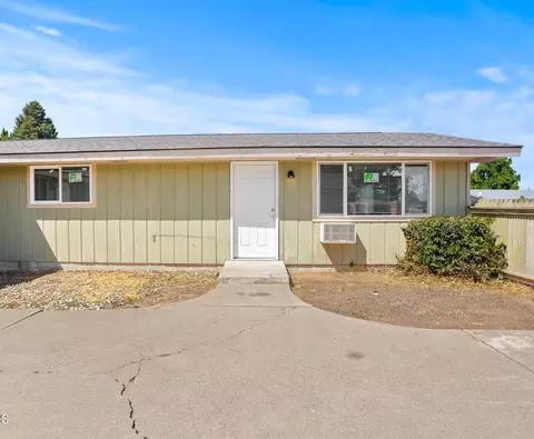 906 S 42nd Ave #D, Yakima, WA 98908