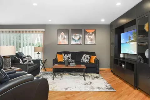 255 Banbury Ave #1285054P, Elk Grove Village, IL 60007