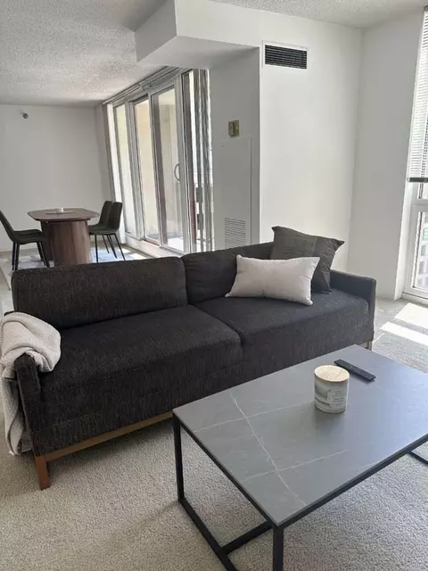 210 N Wells St #1294899P, Chicago, IL 60606
